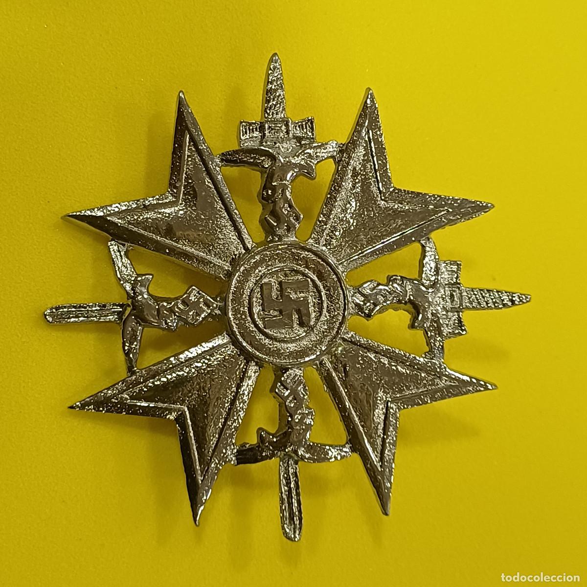 Militaria: CRUZ ESPA&Ntilde;OLA CON ESPADAS PLATA/EN METAL.