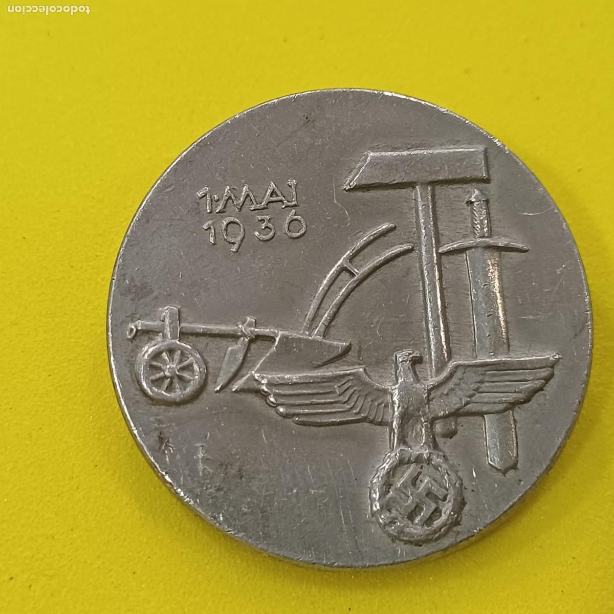 Militaria: INSIGNIA DIA DEL TRABAJO 1935/EN METAL.