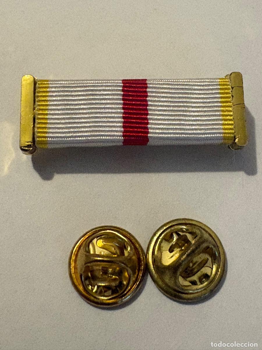 Militaria: ALFILER DE DIARIO DE LA MEDALLA M&Eacute;RITO MILITAR DISTINTIVO AMARILLO.