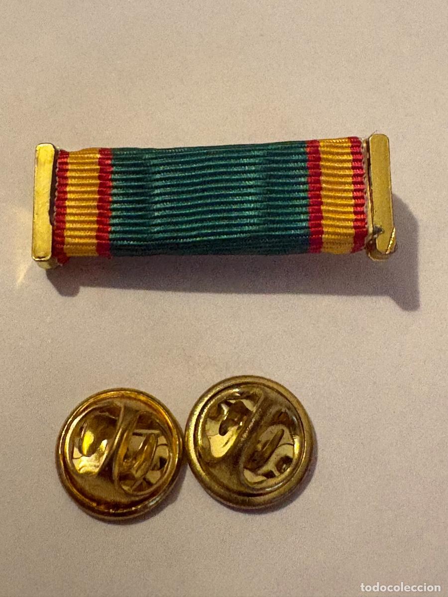 Militaria: ALFILER DE DIARIO DE LA MEDALLA M&Eacute;RITO POLICIAL.