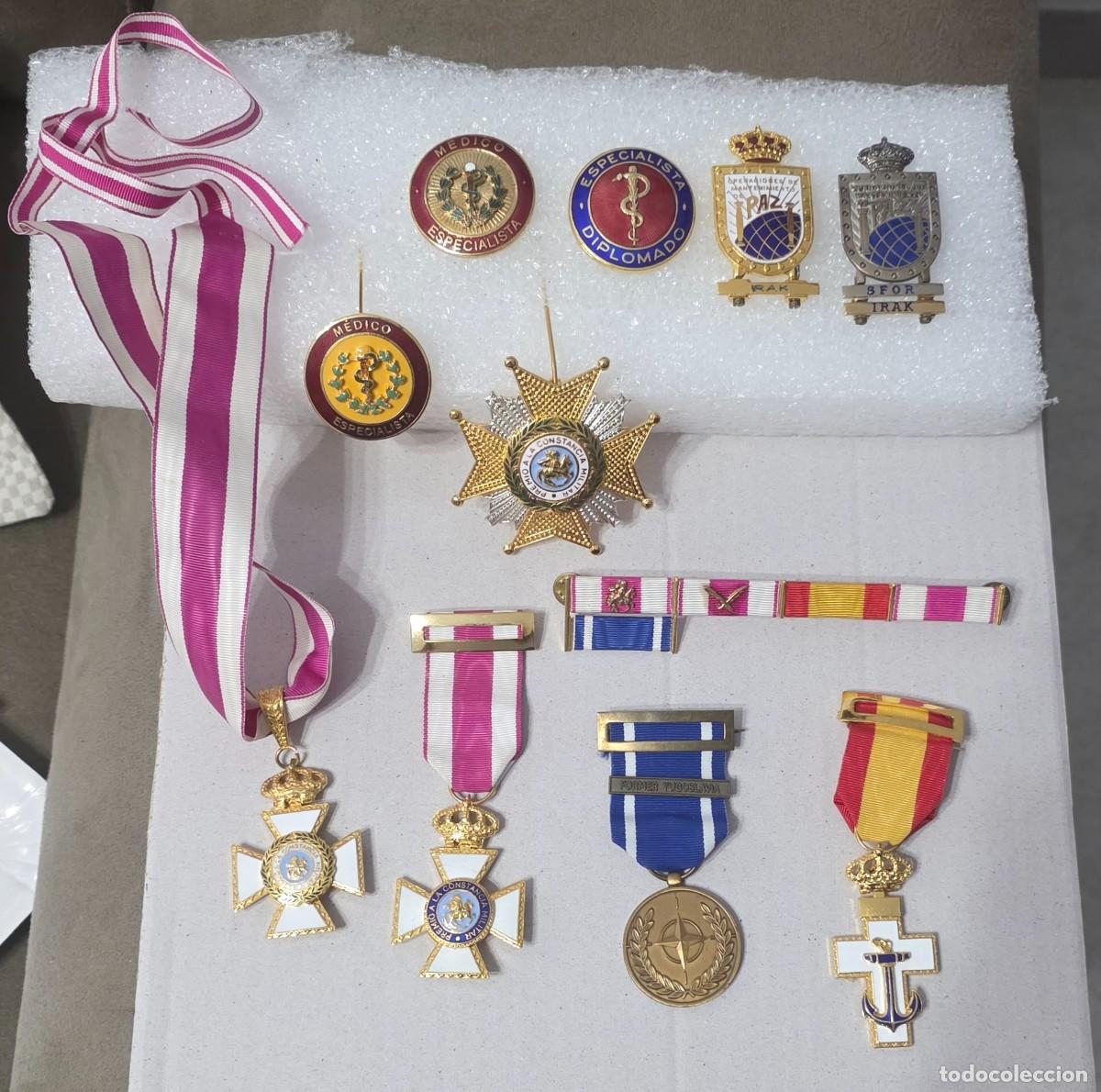 Militaria: Lote de medallas e insignias ej&eacute;rcito espa&ntilde;ol