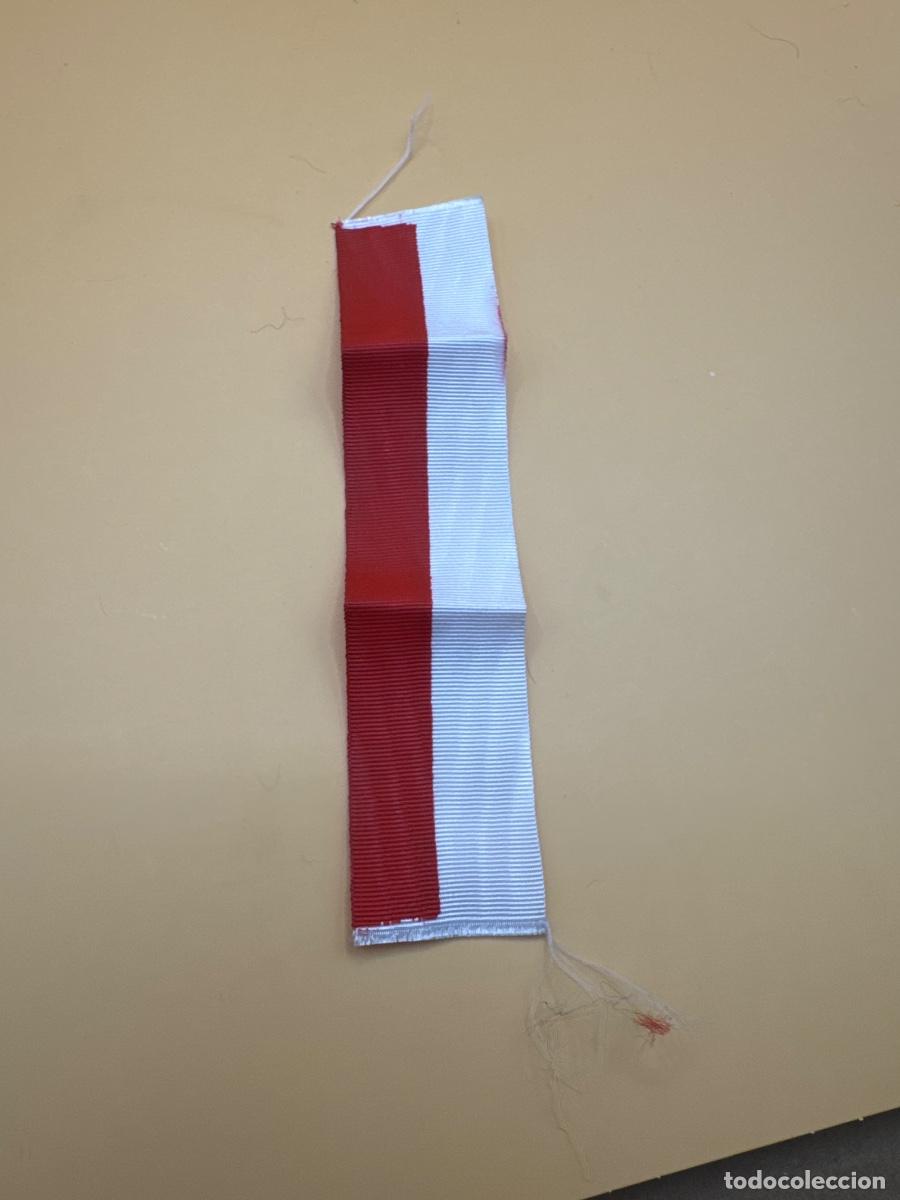 Military Antiques: Cinta bicolor blanca y roja a identificar