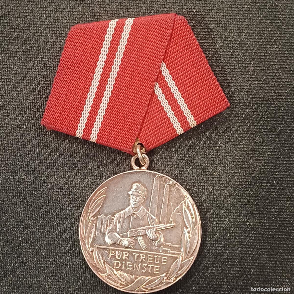Militaria: MEDALLA POR SERVICIO FIEL EN GRUPOS DE COMBATE CLASE OBRERA/DIA DEL TRABAJO 1939/EN METAL.