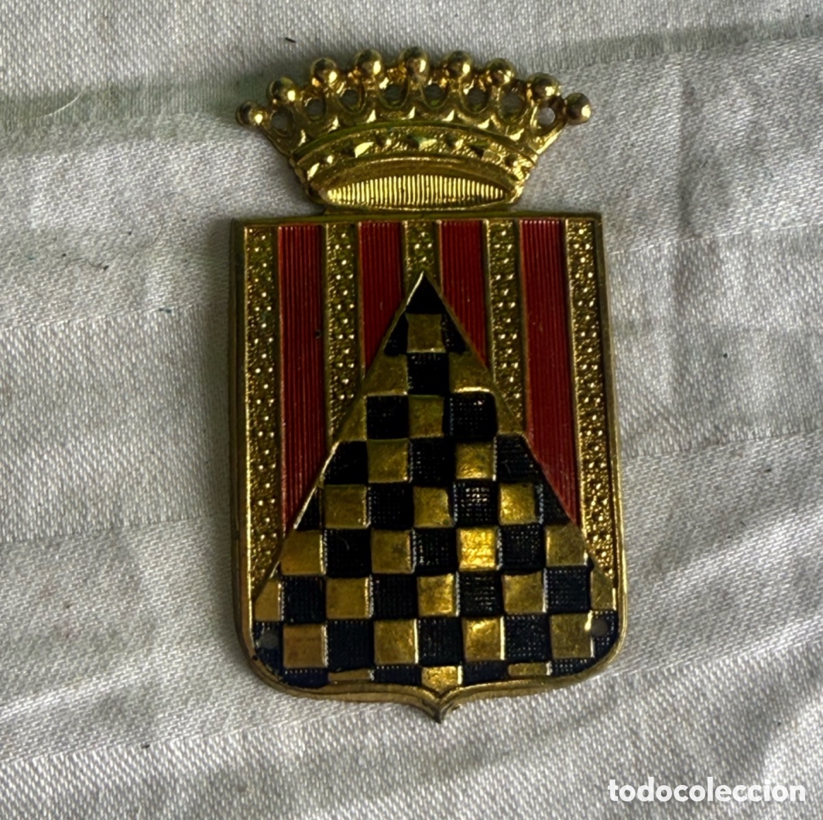 Militaria: Escudo militar Cuerpo de Ej&eacute;rcito de Urgel &ndash; Oficial &ndash; &Eacute;poca franquista