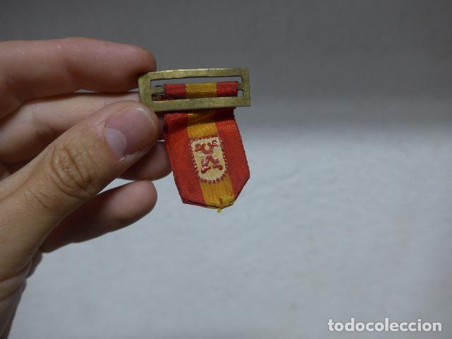 Militaria: Antiguo pasador con cinta carlista, original, Guerra civil.