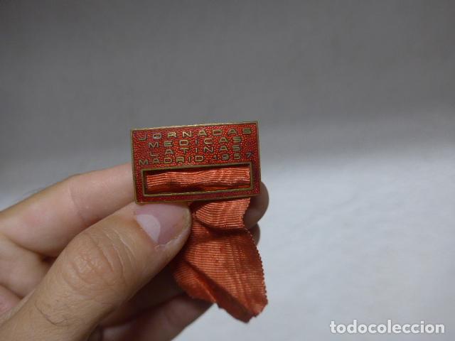 Militaria: Antiguo pasador de medalla de las Jornadas medicas Latinas de Madrid en 1957, original, medicina