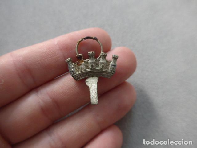 Militaria: Antigua corona original de la medalla de los Defensores de la carraca de castells, 1873.