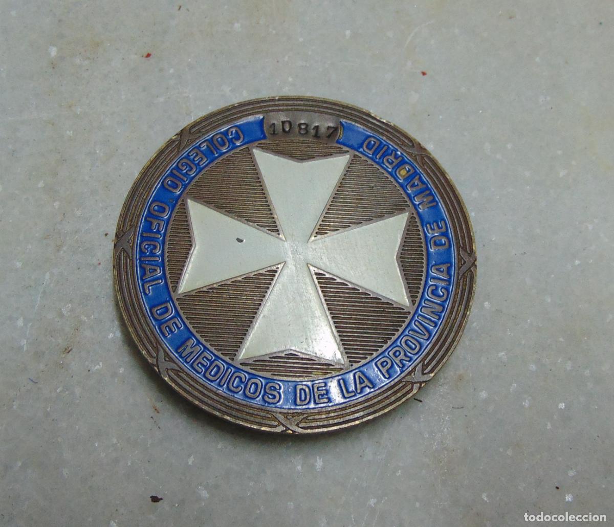 Militaria: ANTIGUA INSIGNIA EMBLEMATICA NUMERADA DEL COLEGIO OFICIAL DE MEDICOS DE MADRID, EN PERFECTO ESTADO