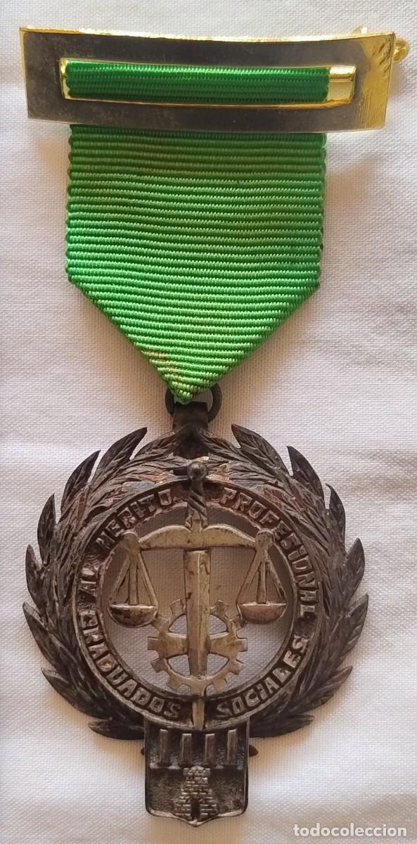 Militaria: MEDALLA DE PLATA AL MERITO PROFESIONAL GRADUADOS SOCIALES.