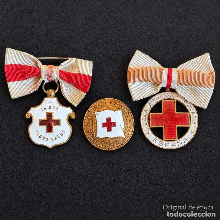 Militaria: (MI-261013)LOTE DE 2 MEDALLAS y 1 INSIGNIA DE LA CRUZ ROJA