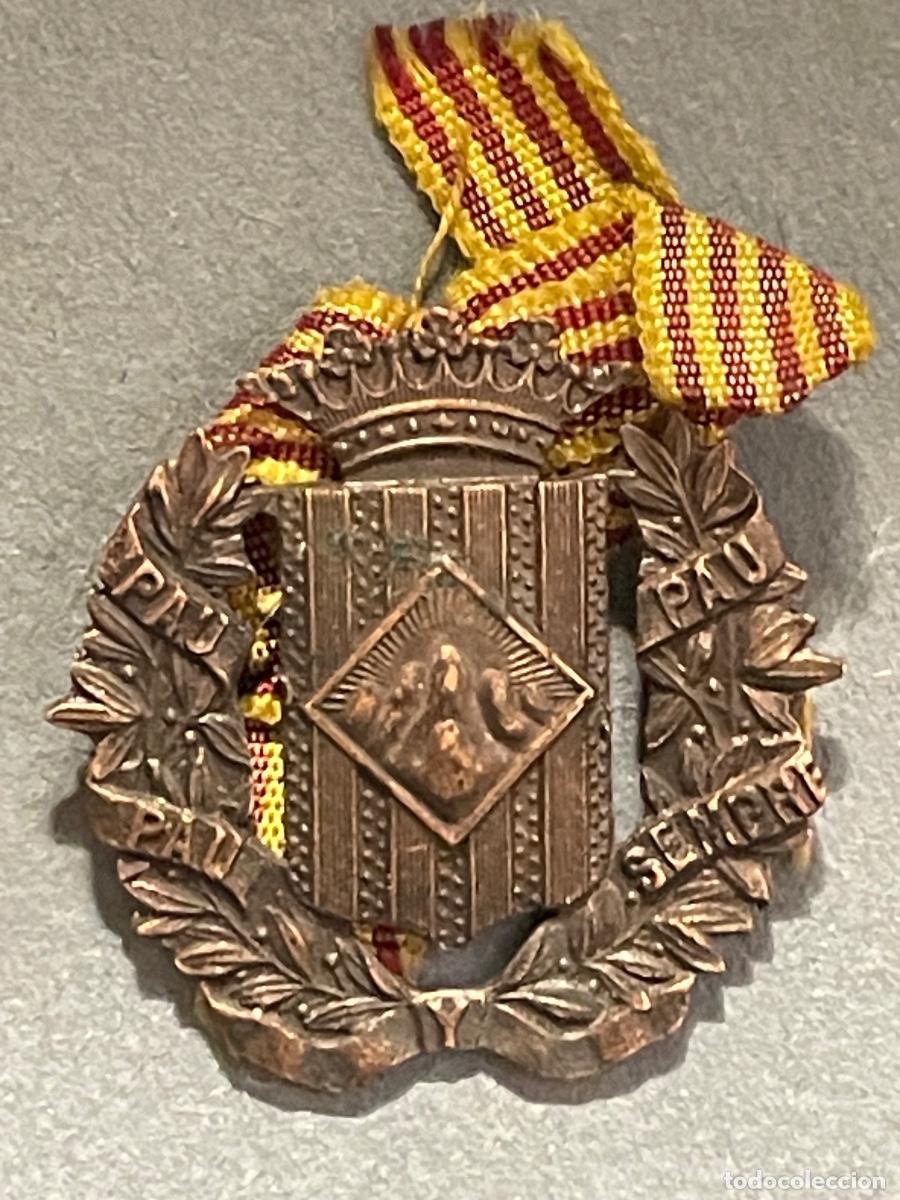 Militaria: ANTIGUA INSIGNIA DEL SOMAT&Eacute;N ARMADO DE CATALUN&Ntilde;A BRONCE CINTA BANDERA CATALANA LEMA ''PAU, PAU I SEP