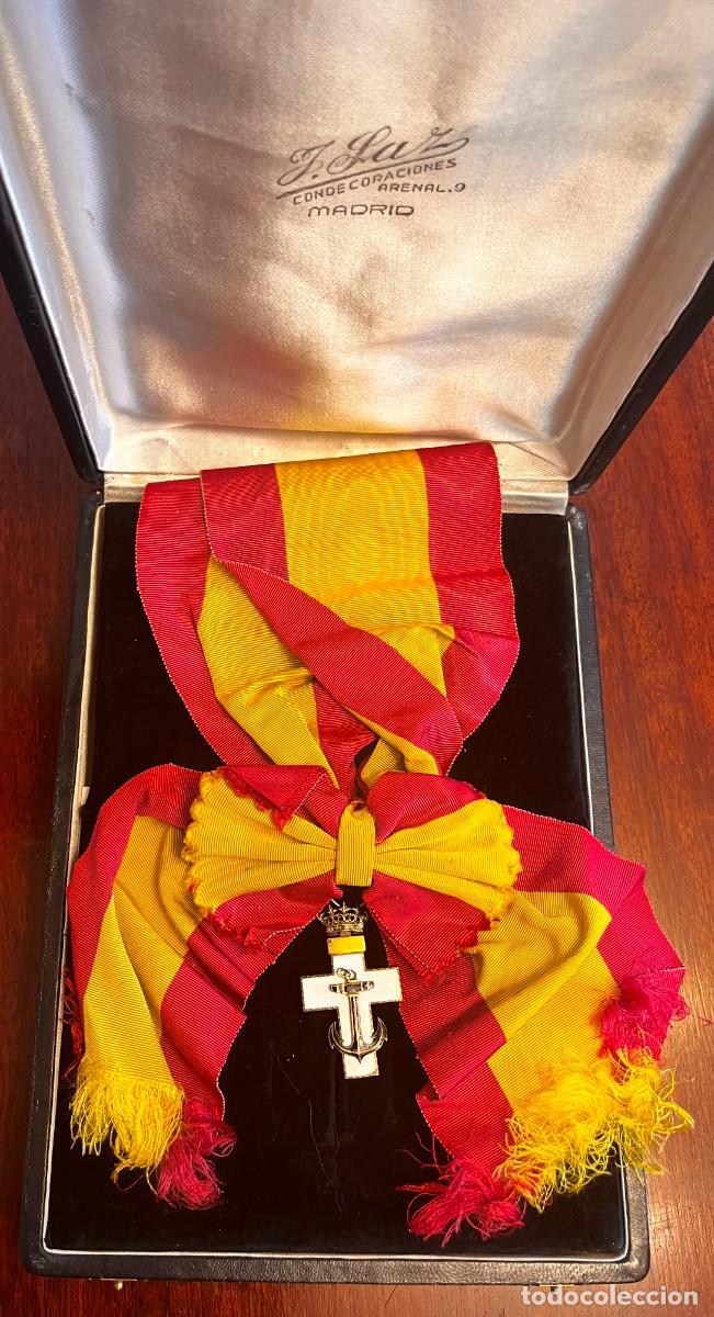 Militaria: Banda-Venera, distintivo blanco del M&eacute;rito Naval en plata, en su caja.1938-1975. Condecoraciones F.