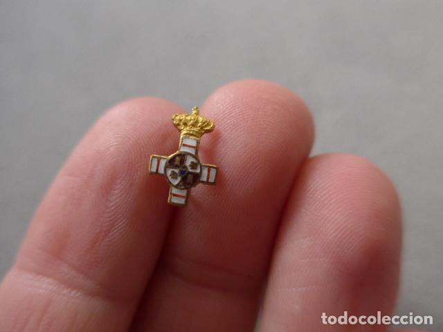 Militaria: Antigua peque&ntilde;a medalla al merito blanco alfonsino pensionado en miniatura, epoca Alfonso XIII