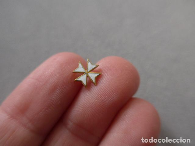 Militaria: Antigua peque&ntilde;a medalla con la Cruz de Malta, en miniatura.