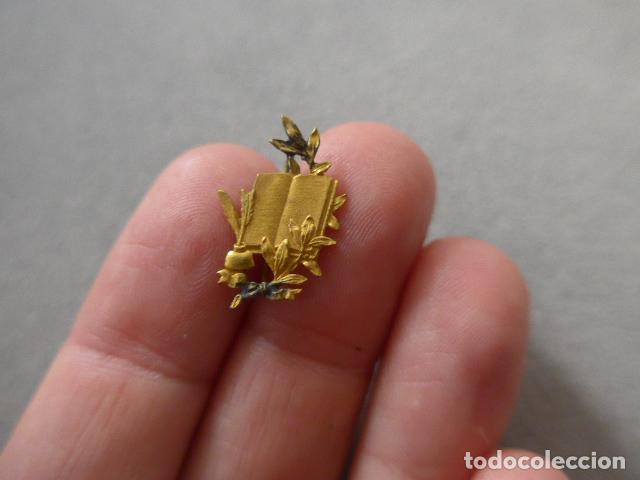 Militaria: Antigua peque&ntilde;a parte de medalla espa&ntilde;ola a identificar, en miniatura.