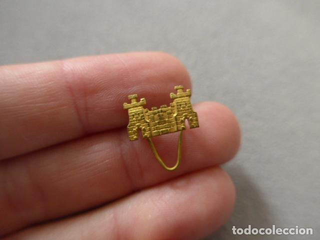 Militaria: Antigua peque&ntilde;a parte de medalla espa&ntilde;ola a identificar, en miniatura.