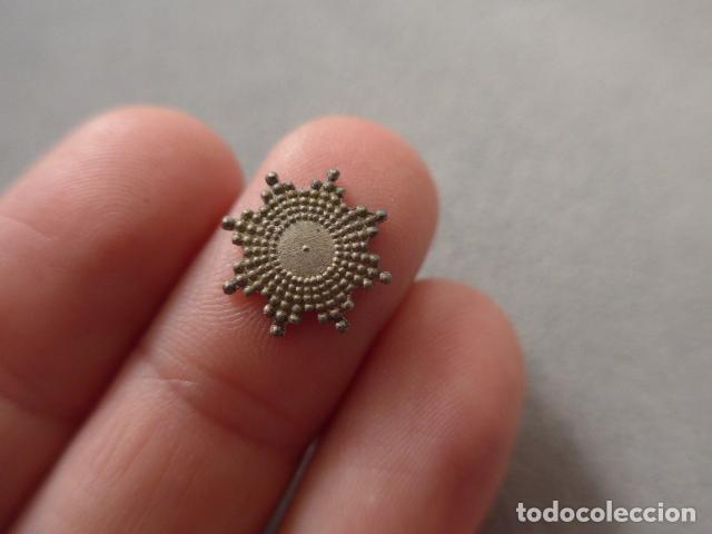 Militaria: Antigua peque&ntilde;a parte base o placa de medalla espa&ntilde;ola a identificar, en miniatura.
