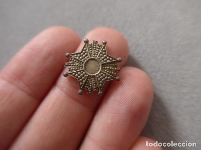 Militaria: Antigua peque&ntilde;a parte de medalla espa&ntilde;ola de San Hermenegildo, placa o base, en miniatura.