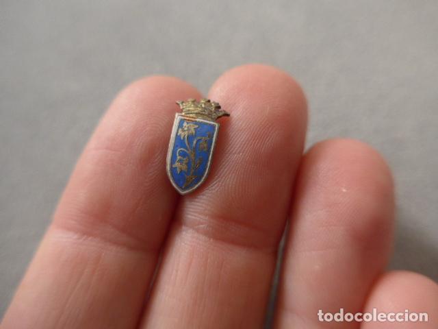 Militaria: Antigua peque&ntilde;a parte de medalla espa&ntilde;ola a identificar, en miniatura.