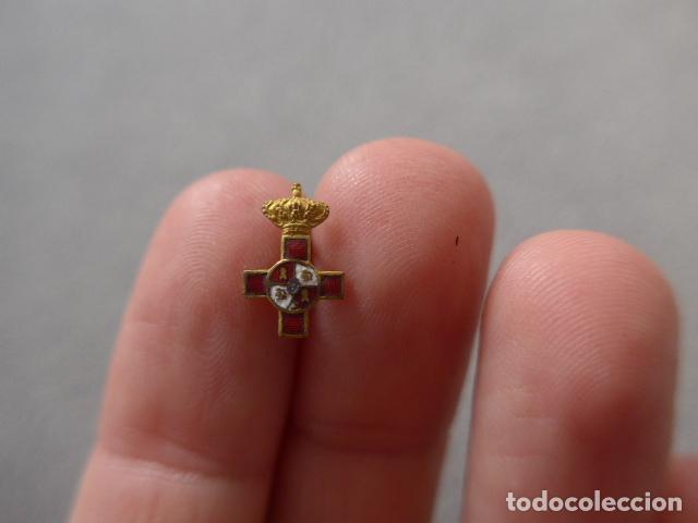 Militaria: Antigua peque&ntilde;a medalla al merito militar rojo alfonsino en miniatura, original, epoca Alfonso XIII