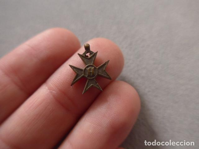 Militaria: Antigua peque&ntilde;a medalla espa&ntilde;ola de la Orden Hospitalaria, en miniatura.