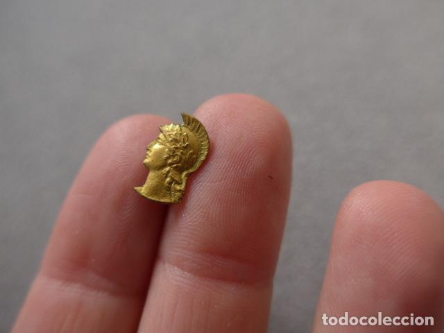 Militaria: Antigua peque&ntilde;a parte de medalla espa&ntilde;ola, cabeza de minerva, en miniatura.