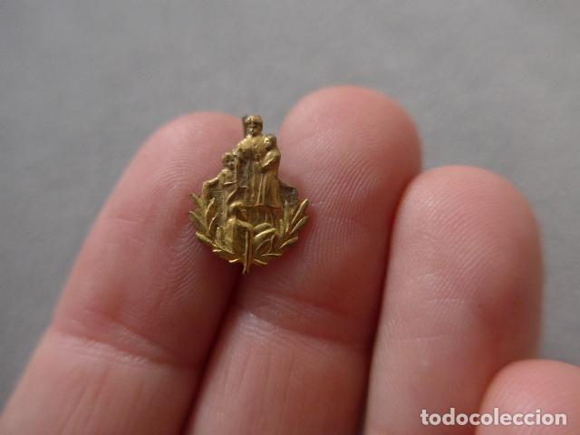 Militaria: Antigua peque&ntilde;a parte de medalla espa&ntilde;ola a identificar, en miniatura.