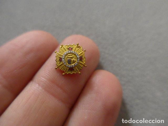 Militaria: Antigua peque&ntilde;a medalla de la Orden de Isabel la catolica, en miniatura.
