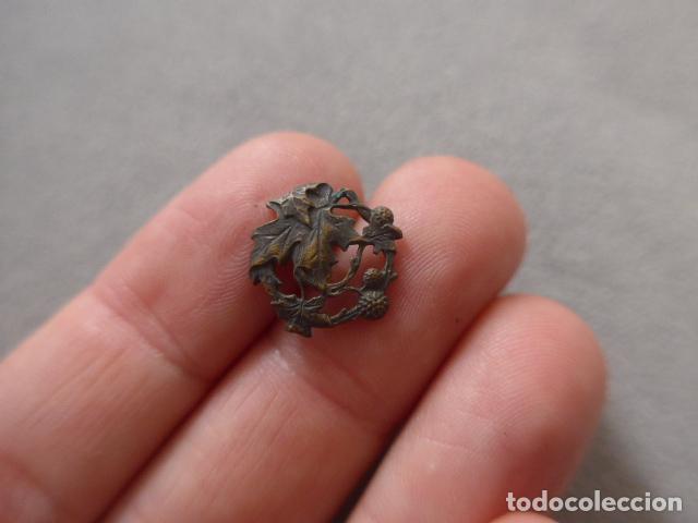 Militaria: Antigua peque&ntilde;a parte de medalla espa&ntilde;ola a identificar, en miniatura.