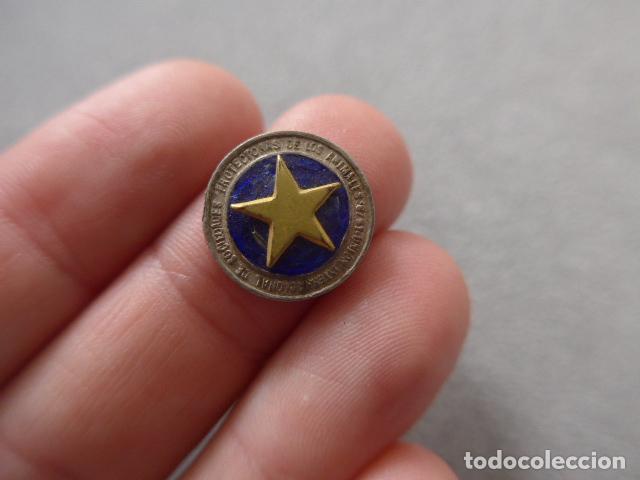 Militaria: Antigua medalla en miniatura espa&ntilde;ola de la Protector de animales, original