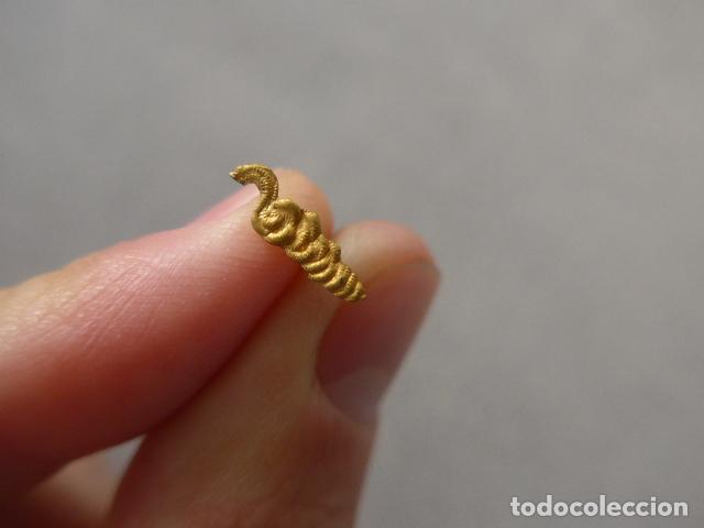 Militaria: Antigua peque&ntilde;a parte de medalla espa&ntilde;ola a identificar, serpiente, en miniatura.