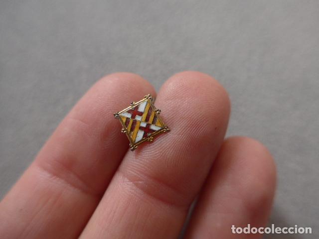 Militaria: Antigua peque&ntilde;a parte de medalla con escudo de Barcelona, en miniatura.