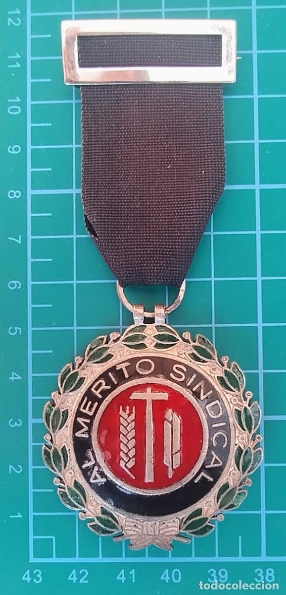 Militaria: MEDALLA PLATA MERITO SINDICAL. DE VILLANUEVA Y LAISECA.