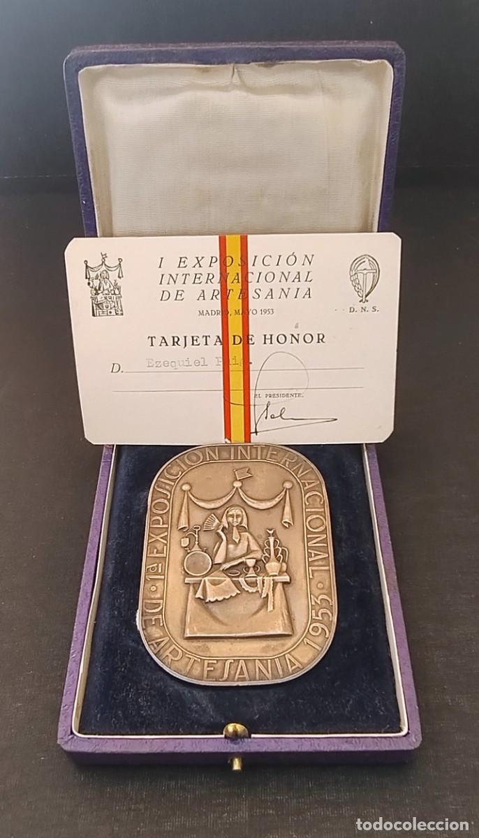 Militaria: MEDALLA DE HONOR PRIMERA EXPOSICION INTERNACIONAL DE ARTESANIA 1953. FALANGE SINDICATO VERTICAL.