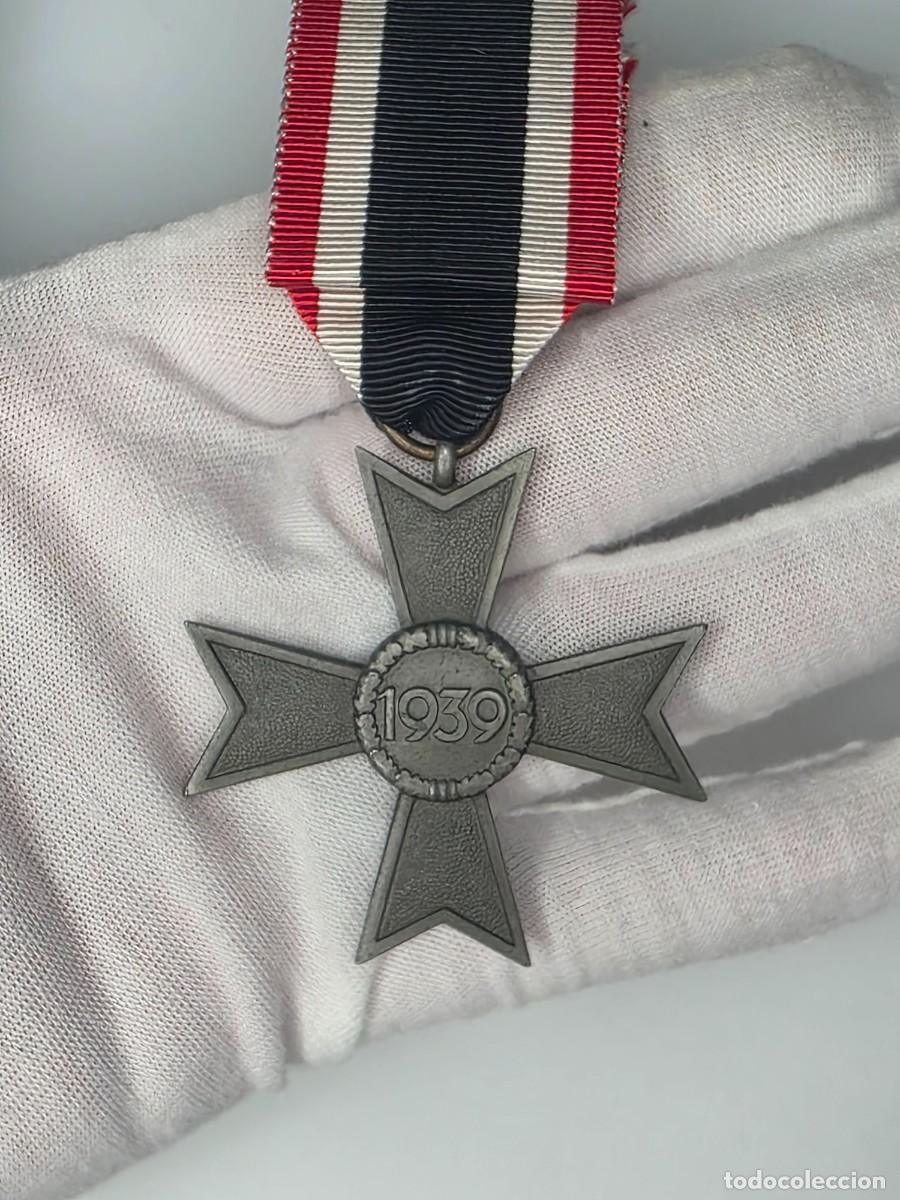 Militaria: Kriegsverdienstkreuz 2&ordf; Clase sin Espadas 1939 &ndash; Posible Zinc &ndash; Con Cinta