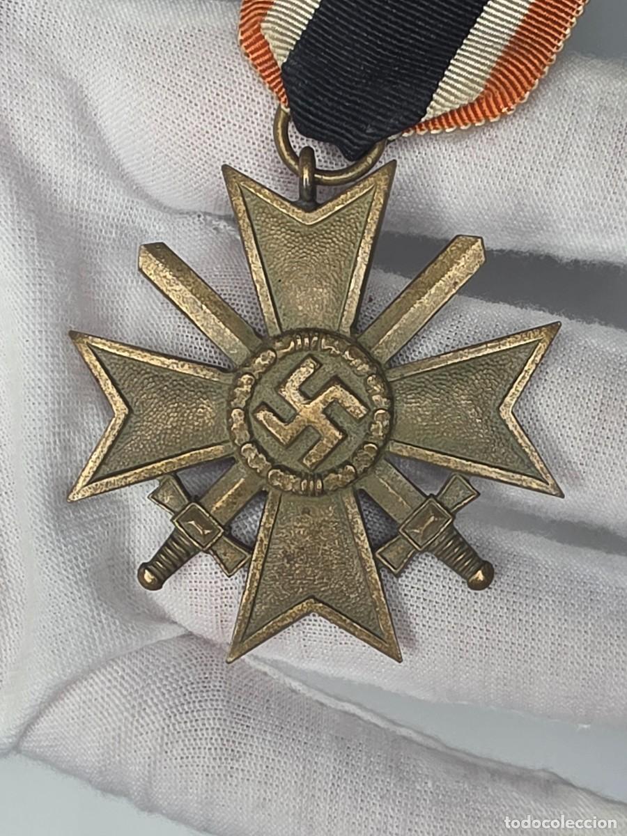 Militaria: Kriegsverdienstkreuz 2&ordf; Clase con Espadas 1939 &ndash; Cruz M&eacute;rito Guerra con Cinta IIWW III REICH