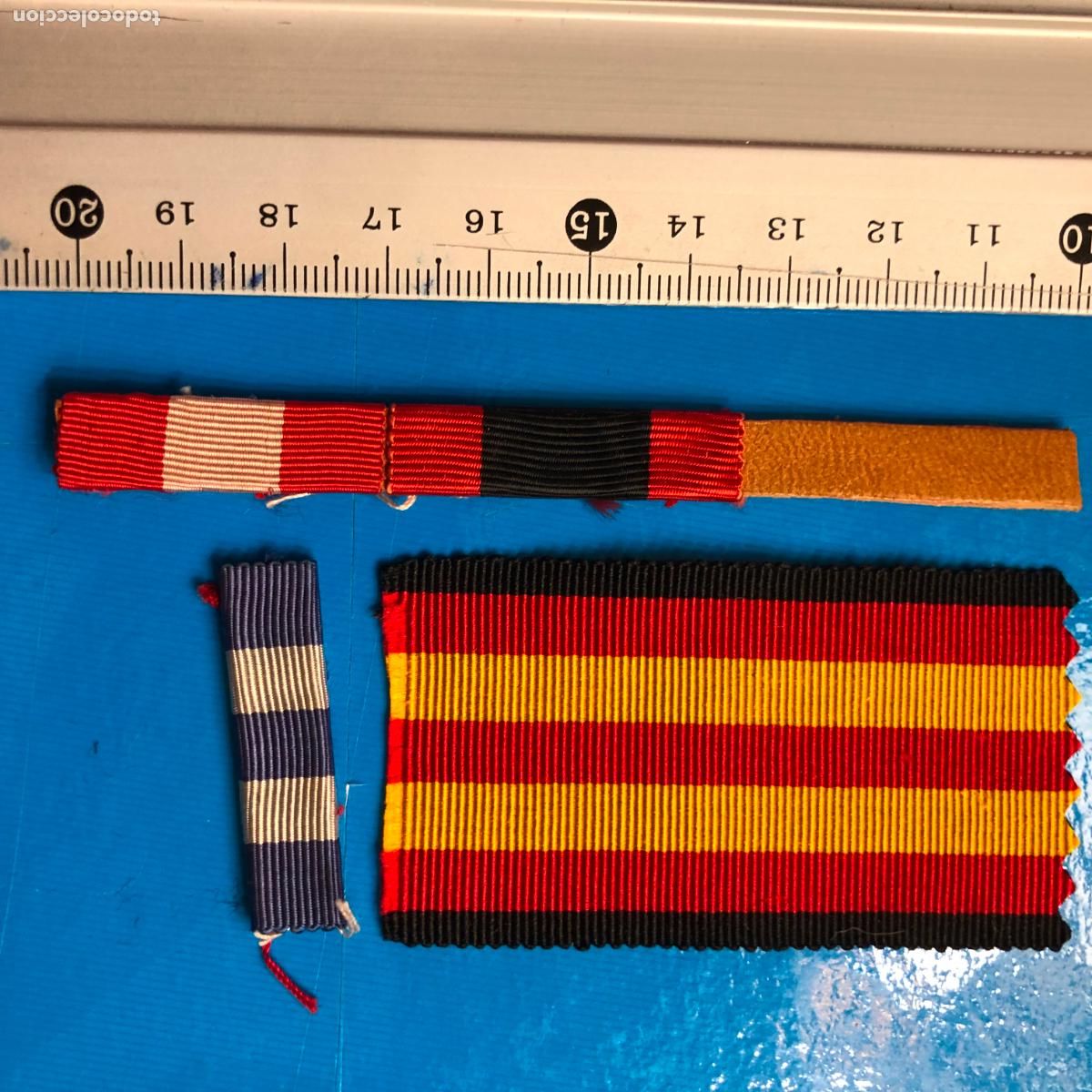Militaria: OO PASADOR DIARIO SOBRE CUERO, 3 CONDECORACIONES