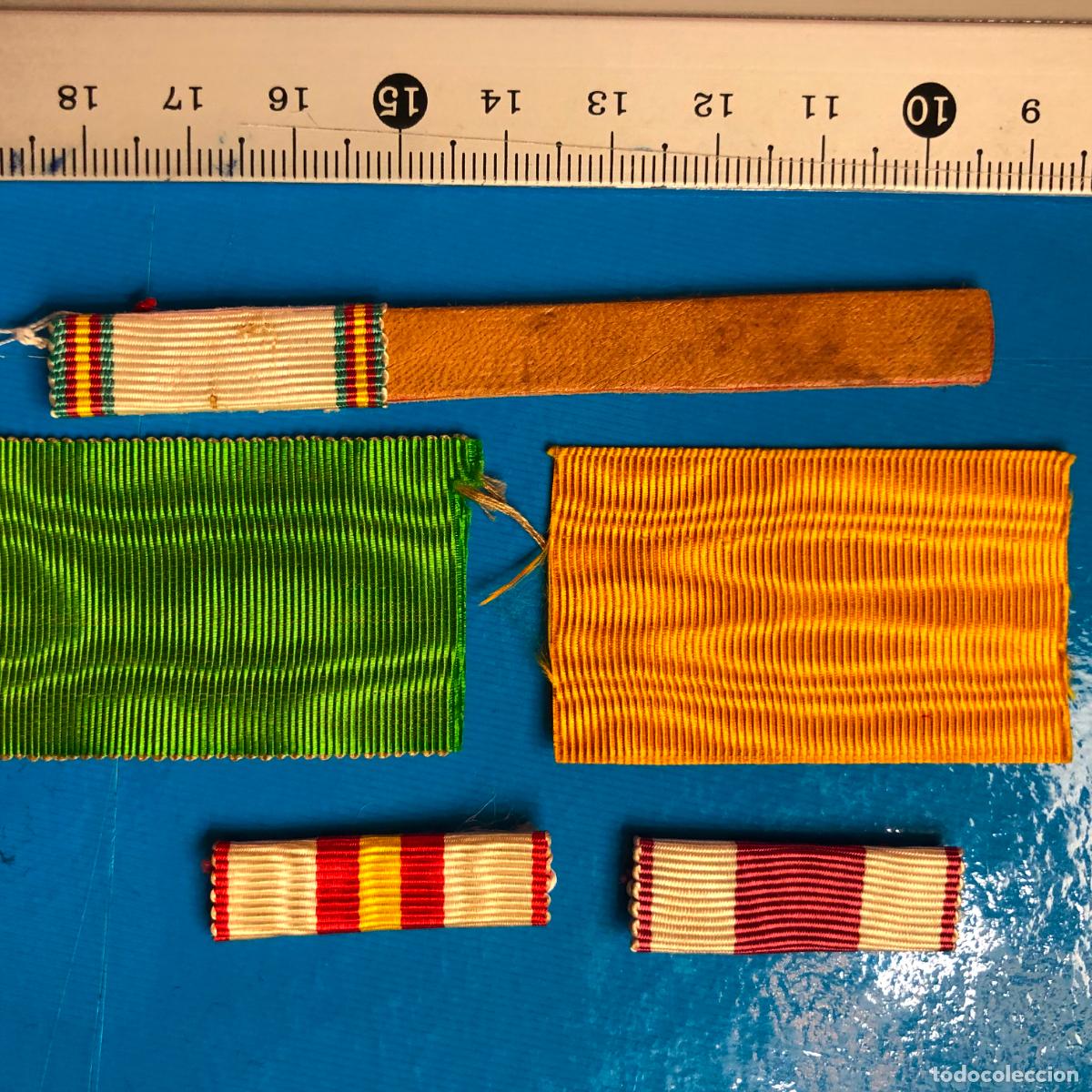 Militaria: PASADOR DIARIO SOBRE Y METAL, 3 CONDECORACIONES
