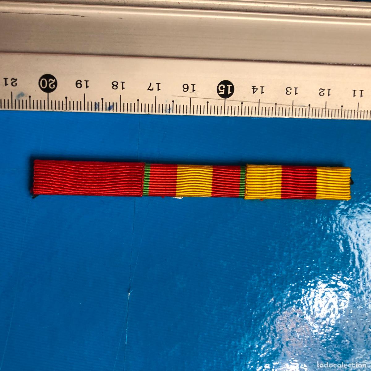 Militaria: PASADOR DIARIO SOBRE Y METAL, 3 CONDECORACIONES