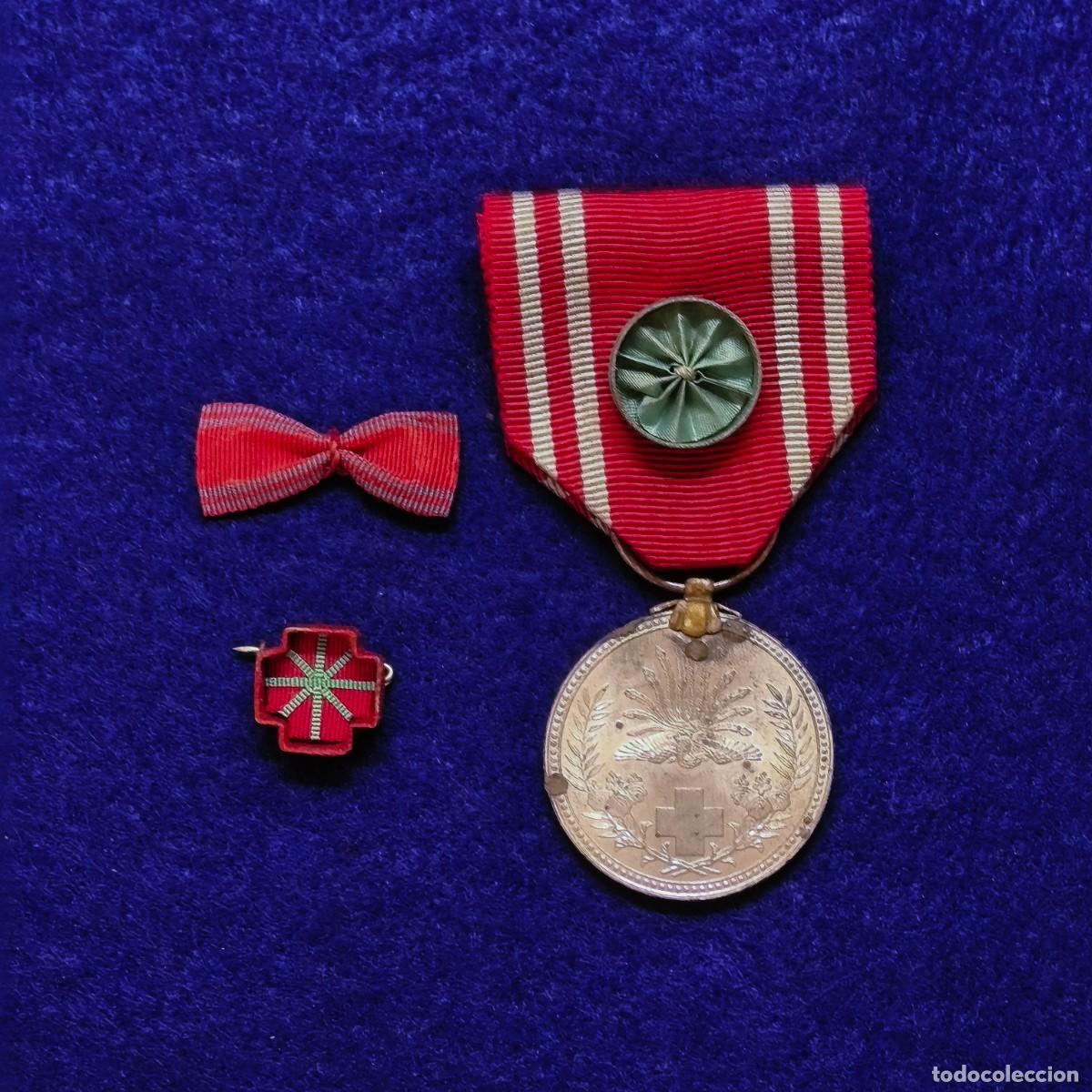 Militaria: Medalla deEmpleado de la Cruz Roja Japonesa con roseta . METAL PLATEADO. A&Ntilde;OS 1944-45