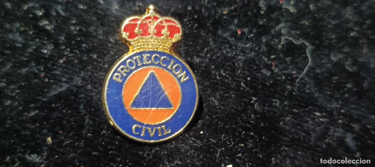 Militaria: Insignia o pin de protecci&oacute;n civil