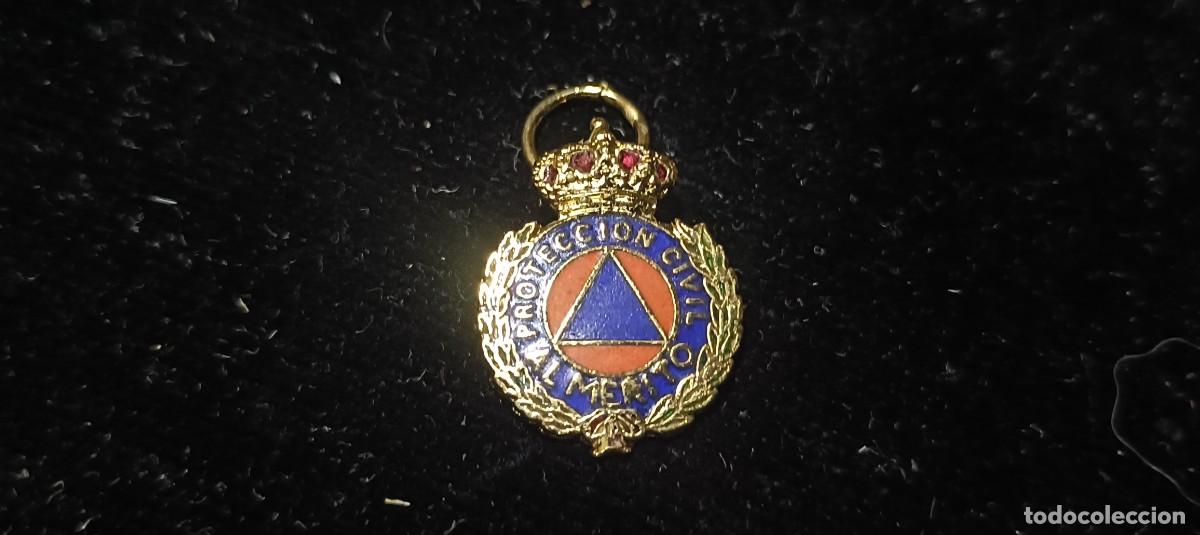Militaria: Miniatura de la medalla de protecci&oacute;n civil