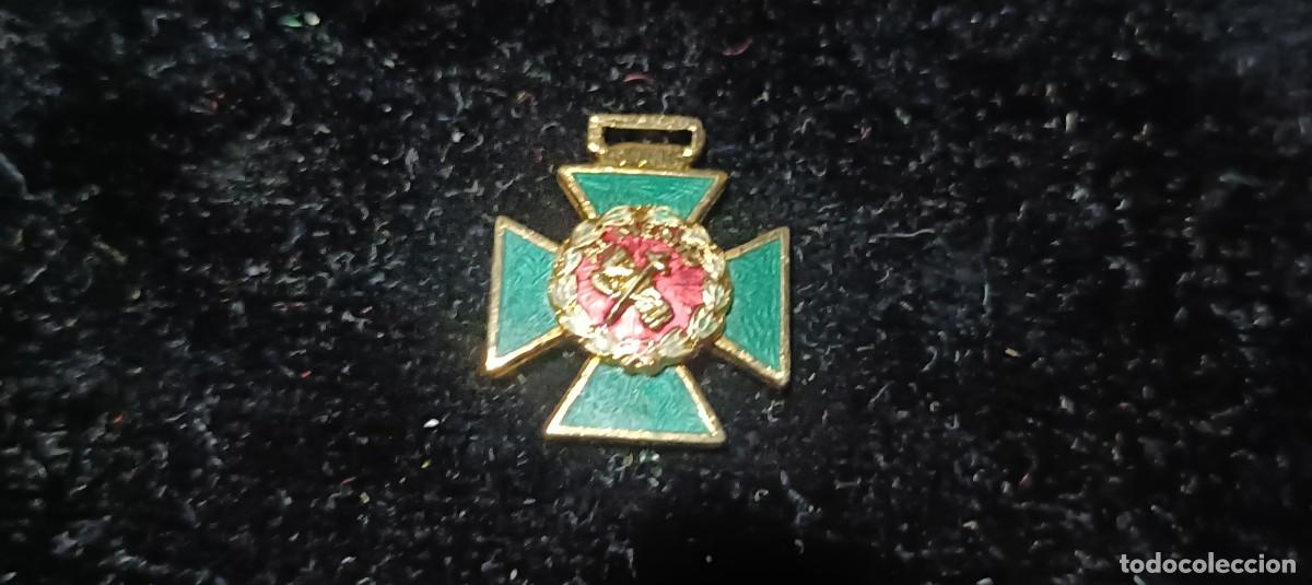 Militaria: Miniatura para la medalla al m&eacute;rito rojo de la Guardia civil