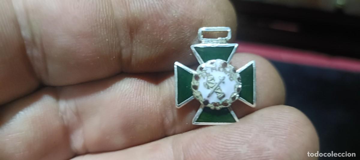 Militaria: Miniatura de la medalla al m&eacute;rito de la Guardia civil