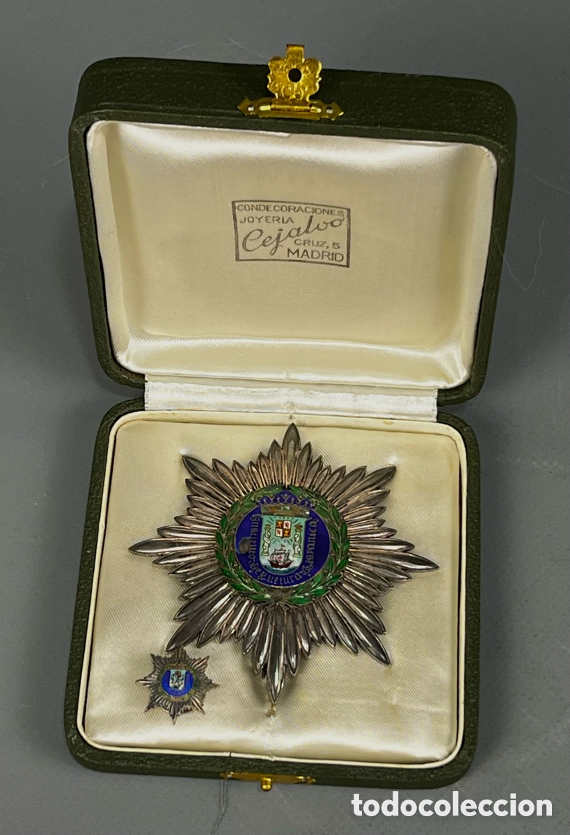 Militaria: PLACA Y BOT&Oacute;N DE SOLAPA EN PLATA, INSTITUTO CULTURA HISPANICA - CON ESTUCHE ORIGINAL