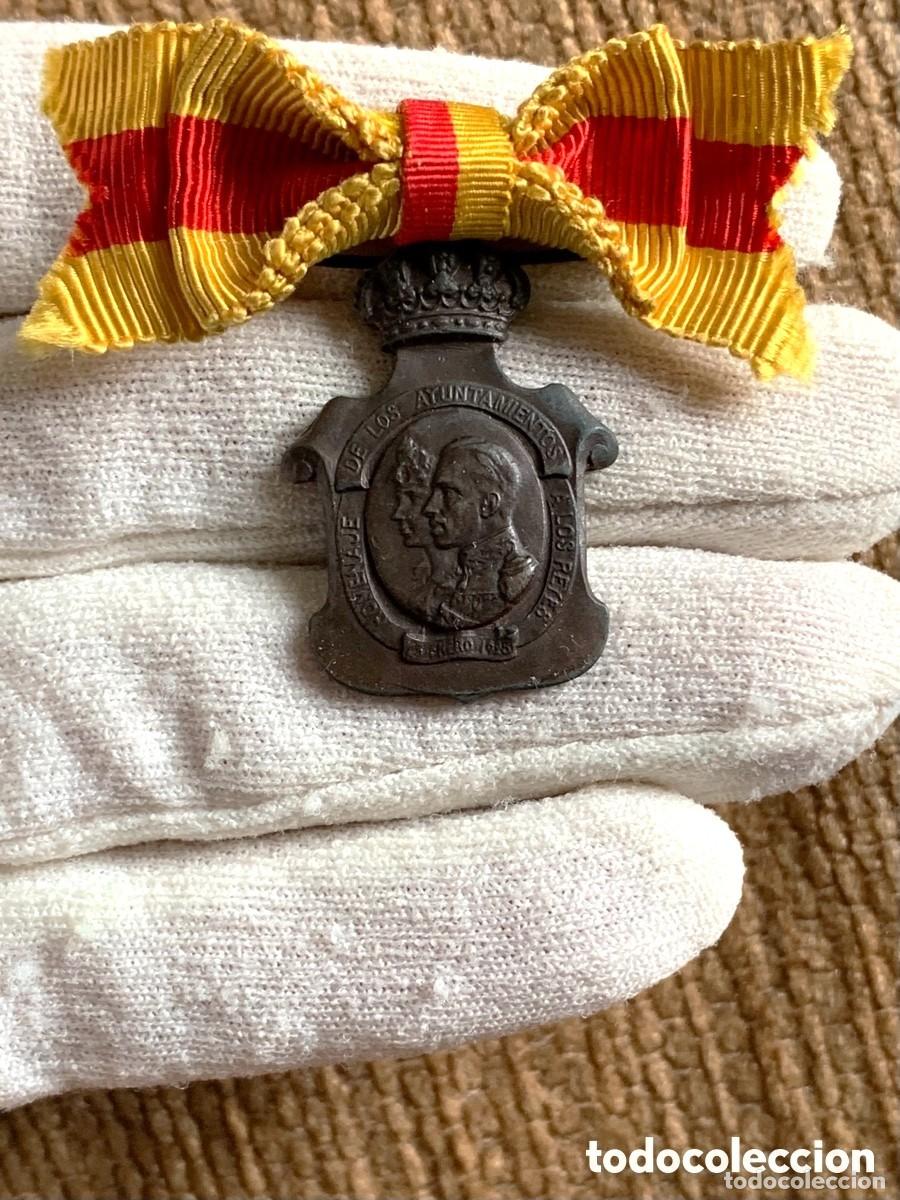 Militaria: ANTIGUA MEDALLA HOMENAJE DE LOS AYUNTAMIENTOS A LOS REYES MODELO PRINCESA