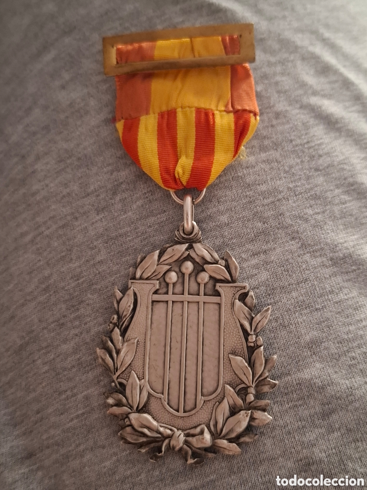 Militaria: MEDALLA CONDECORACION 75 ANIVERSARIO CORAL LA LIRA 1957 SANT CUGAT DEL VALLES EPOCA GENERAL FRANCO