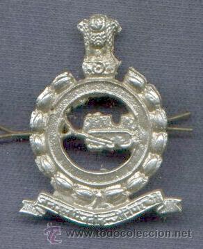 Militaria: India.  Insignia de boina del Ej&eacute;rcito Indio. Ingenieros.