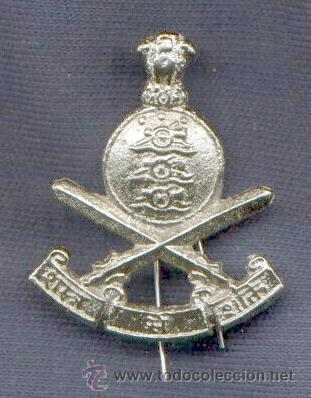 Militaria: India.  Insignia de boina del Ej&eacute;rcito Indio. Army Ordnance Corps.