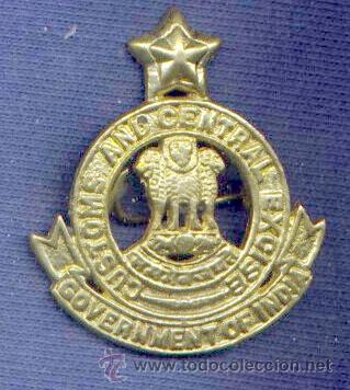 Militaria: India.  Insignia de boina de la Polic&iacute;a India. Aduanas.